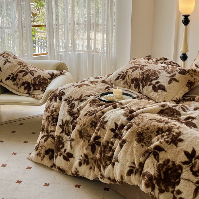 91家纺网 家纺一手货源 找家纺 梦纤绒 2025新款亲肤舒适兔毛印花牛奶绒保暖四件套一美拉德系 咖啡树枝