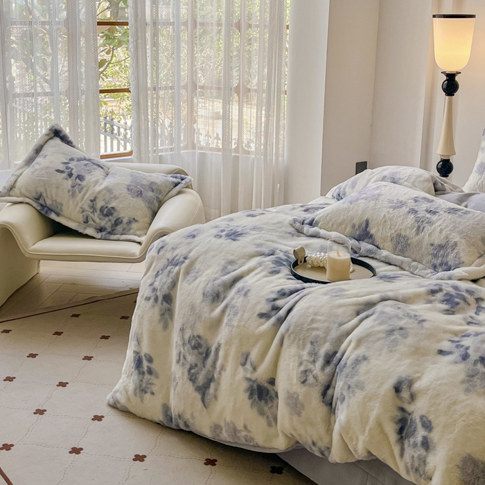 91家纺网 家纺一手货源 找家纺 梦纤绒 2025新款亲肤舒适兔毛印花牛奶绒保暖四件套一美拉德系 蓝色树叶