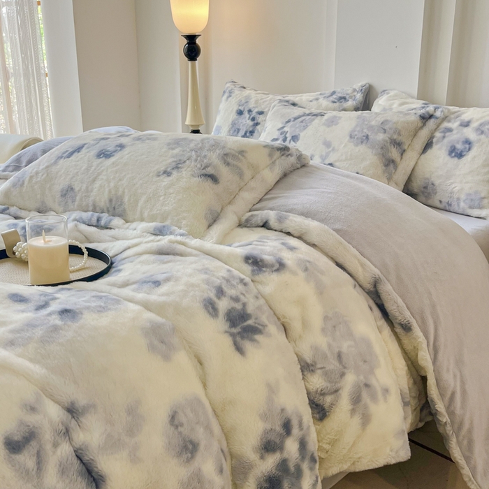 91家纺网 家纺一手货源 找家纺 梦纤绒 2025新款亲肤舒适兔毛印花牛奶绒保暖四件套一美拉德系 蓝色树叶