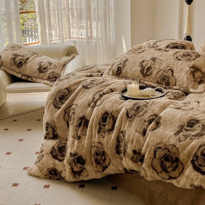 91家纺网 家纺一手货源 找家纺 梦纤绒 2025新款亲肤舒适兔毛印花牛奶绒保暖四件套一美拉德系 花影棕