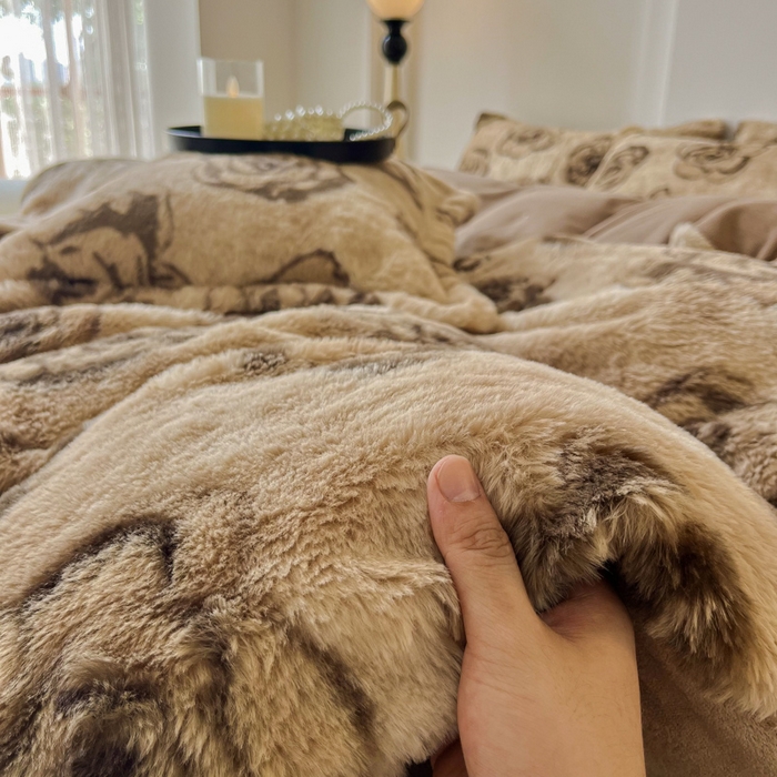 91家纺网 家纺一手货源 找家纺 梦纤绒 2025新款亲肤舒适兔毛印花牛奶绒保暖四件套一美拉德系 花影棕