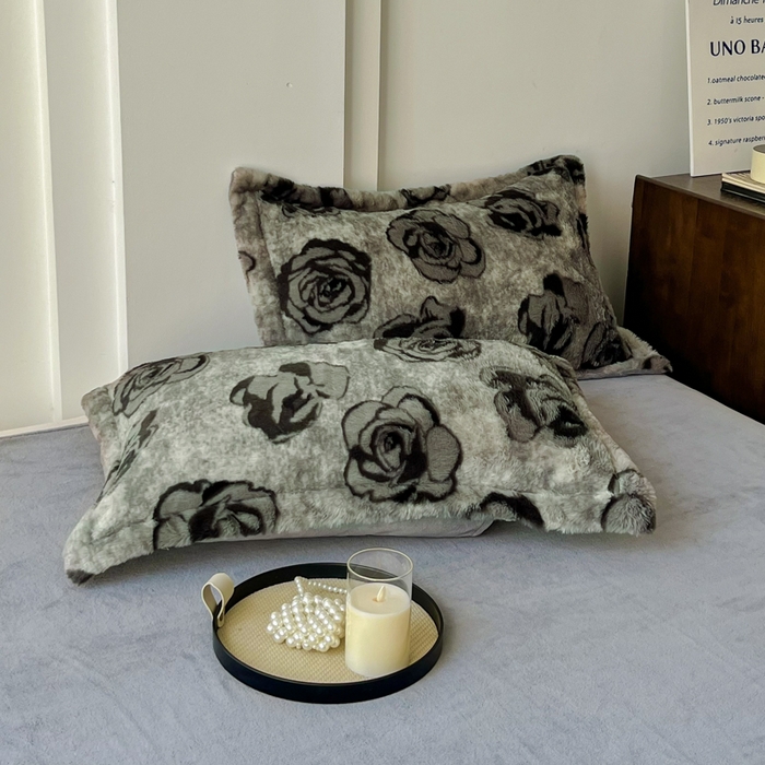 91家纺网 家纺一手货源 找家纺 梦纤绒 2025新款亲肤舒适兔毛印花牛奶绒保暖四件套一美拉德系 花影灰