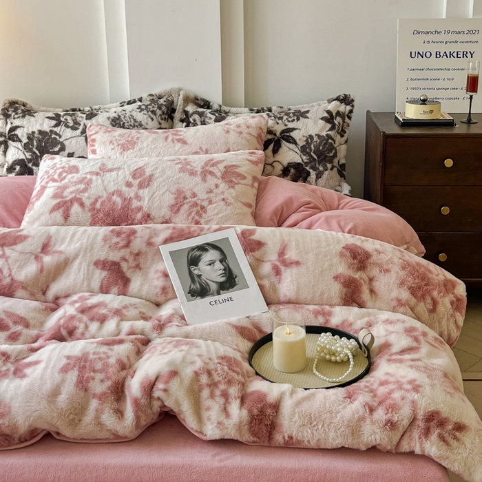91家纺网 家纺一手货源 找家纺 梦纤绒 2025新款亲肤舒适兔毛印花牛奶绒保暖四件套一美拉德系 粉色树枝