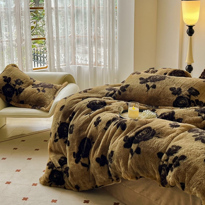 91家纺网 家纺一手货源 找家纺 梦纤绒 2025新款亲肤舒适兔毛印花牛奶绒保暖四件套一美拉德系 黑玫瑰棕