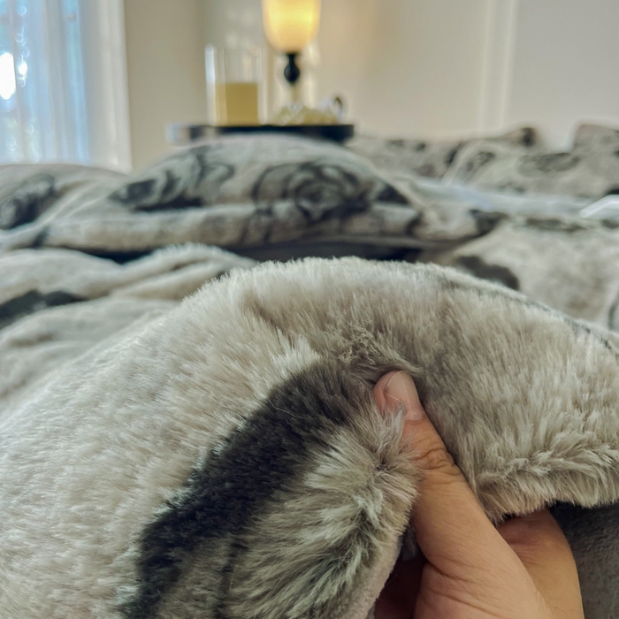 91家纺网 家纺一手货源 找家纺 梦纤绒 2025新款亲肤舒适兔毛印花牛奶绒保暖四件套一美拉德系 花影灰