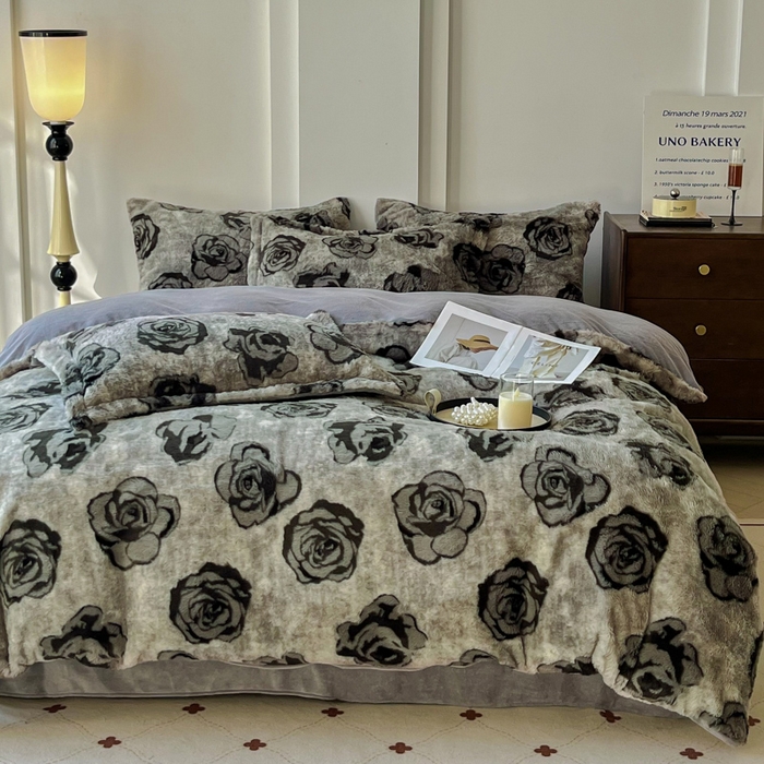 91家纺网 家纺一手货源 找家纺 梦纤绒 2025新款亲肤舒适兔毛印花牛奶绒保暖四件套一美拉德系 花影灰