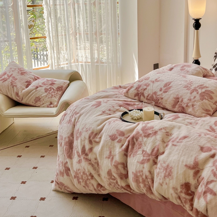 91家纺网 家纺一手货源 找家纺 梦纤绒 2025新款亲肤舒适兔毛印花牛奶绒保暖四件套一美拉德系 粉色树枝