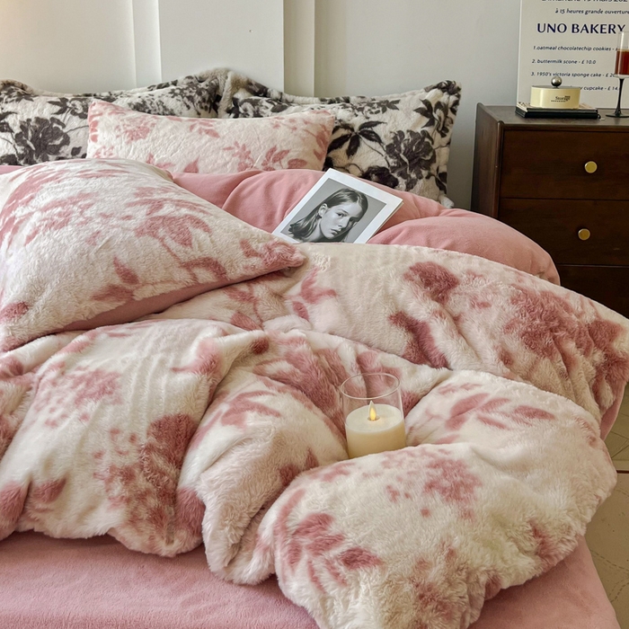 91家纺网 家纺一手货源 找家纺 梦纤绒 2025新款亲肤舒适兔毛印花牛奶绒保暖四件套一美拉德系 粉色树枝