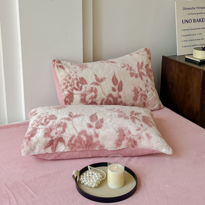 91家纺网 家纺一手货源 找家纺 梦纤绒 2025新款亲肤舒适兔毛印花牛奶绒保暖四件套一美拉德系 粉色树枝