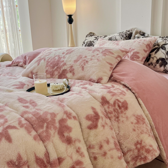 91家纺网 家纺一手货源 找家纺 梦纤绒 2025新款亲肤舒适兔毛印花牛奶绒保暖四件套一美拉德系 粉色树枝