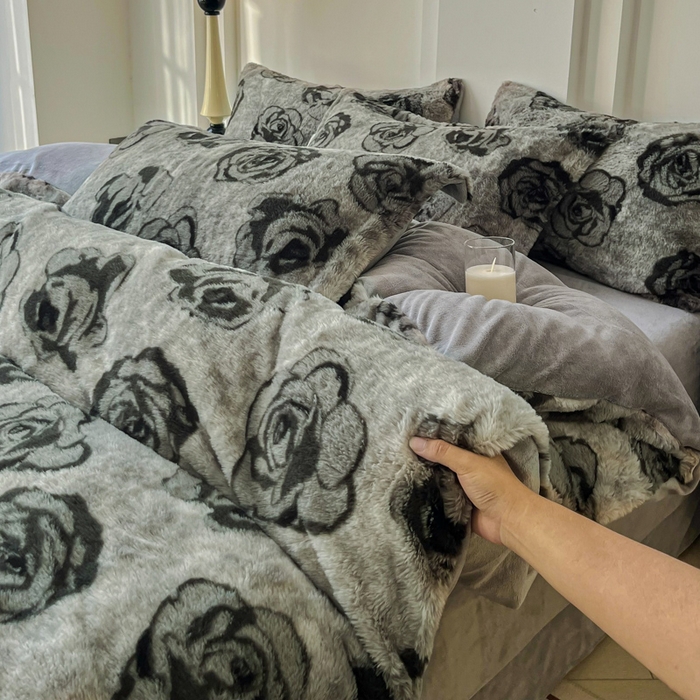 91家纺网 家纺一手货源 找家纺 梦纤绒 2025新款亲肤舒适兔毛印花牛奶绒保暖四件套一美拉德系 花影灰