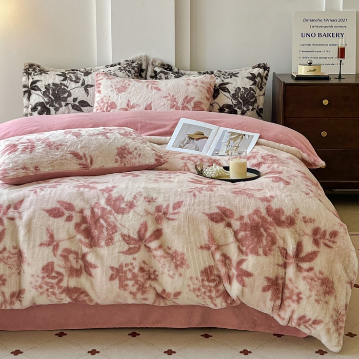 91家纺网 家纺一手货源 找家纺 梦纤绒 2025新款亲肤舒适兔毛印花牛奶绒保暖四件套一美拉德系 粉色树枝