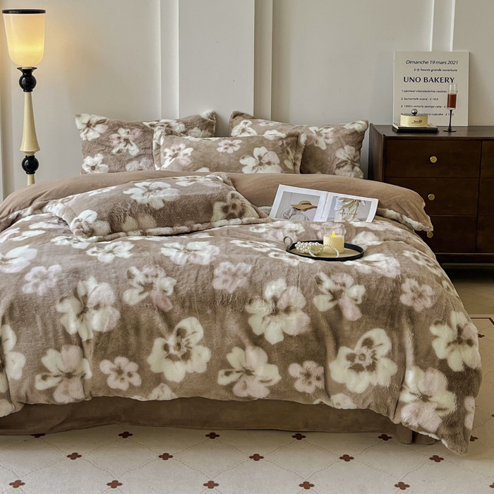 91家纺网 家纺一手货源 找家纺 梦纤绒 2025新款亲肤舒适兔毛印花牛奶绒保暖四件套一美拉德系 咖底小花