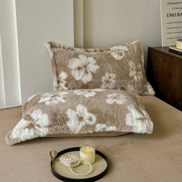 91家纺网 家纺一手货源 找家纺 梦纤绒 2025新款亲肤舒适兔毛印花牛奶绒保暖四件套一美拉德系 咖底小花