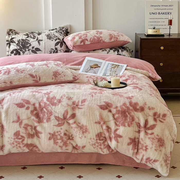 91家纺网 家纺一手货源 找家纺 梦纤绒 2025新款亲肤舒适兔毛印花牛奶绒保暖四件套一美拉德系 粉色树枝