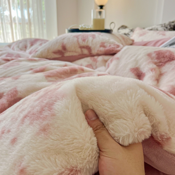 91家纺网 家纺一手货源 找家纺 梦纤绒 2025新款亲肤舒适兔毛印花牛奶绒保暖四件套一美拉德系 粉色树枝