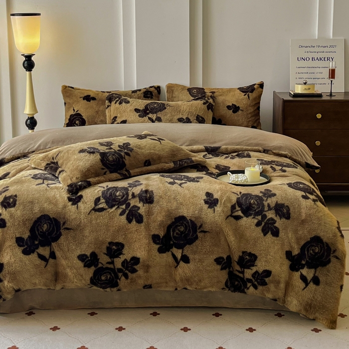 91家纺网 家纺一手货源 找家纺 梦纤绒 2025新款亲肤舒适兔毛印花牛奶绒保暖四件套一美拉德系 黑玫瑰棕