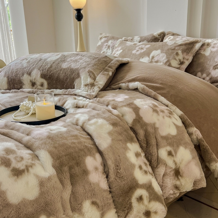 91家纺网 家纺一手货源 找家纺 梦纤绒 2025新款亲肤舒适兔毛印花牛奶绒保暖四件套一美拉德系 咖底小花