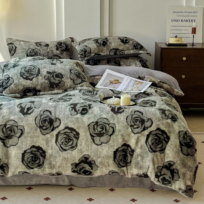 91家纺网 家纺一手货源 找家纺 梦纤绒 2025新款亲肤舒适兔毛印花牛奶绒保暖四件套一美拉德系 花影灰