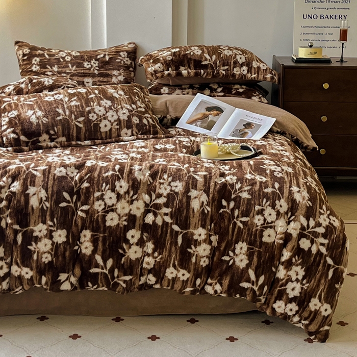 91家纺网 家纺一手货源 找家纺 梦纤绒 2025新款亲肤舒适兔毛印花牛奶绒保暖四件套一美拉德系 咖啡小花朵