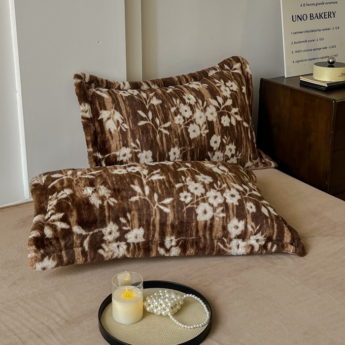 91家纺网 家纺一手货源 找家纺 梦纤绒 2025新款亲肤舒适兔毛印花牛奶绒保暖四件套一美拉德系 咖啡小花朵