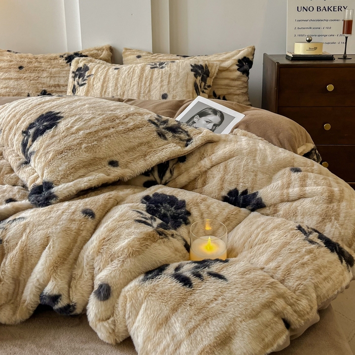 91家纺网 家纺一手货源 找家纺 梦纤绒 2025新款亲肤舒适兔毛印花牛奶绒保暖四件套一美拉德系 米底黑花