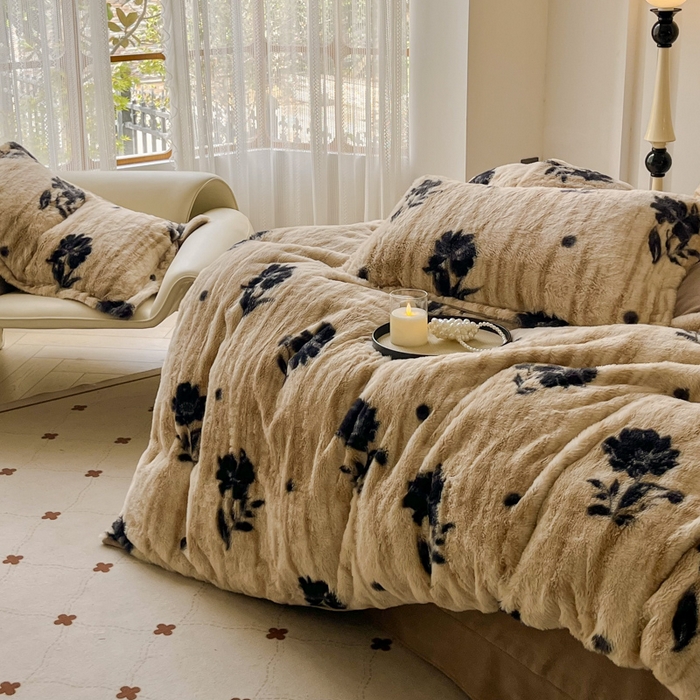 91家纺网 家纺一手货源 找家纺 梦纤绒 2025新款亲肤舒适兔毛印花牛奶绒保暖四件套一美拉德系 米底黑花