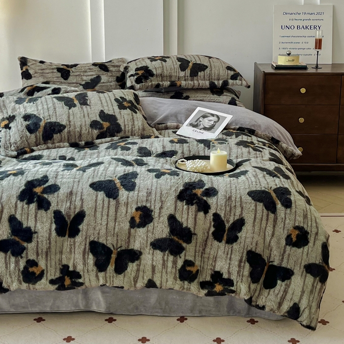 91家纺网 家纺一手货源 找家纺 梦纤绒 2025新款亲肤舒适兔毛印花牛奶绒保暖四件套一美拉德系 蝴蝶灰