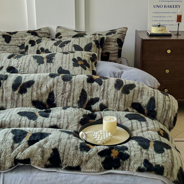 91家纺网 家纺一手货源 找家纺 梦纤绒 2025新款亲肤舒适兔毛印花牛奶绒保暖四件套一美拉德系 蝴蝶灰