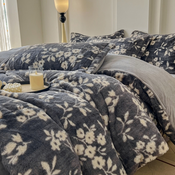 91家纺网 家纺一手货源 找家纺 梦纤绒 2025新款亲肤舒适兔毛印花牛奶绒保暖四件套一美拉德系 灰底小花