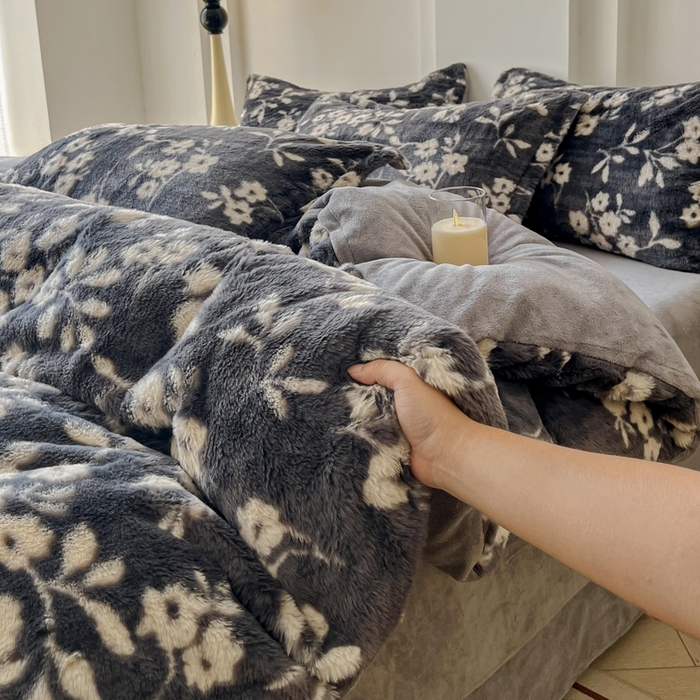 91家纺网 家纺一手货源 找家纺 梦纤绒 2025新款亲肤舒适兔毛印花牛奶绒保暖四件套一美拉德系 灰底小花