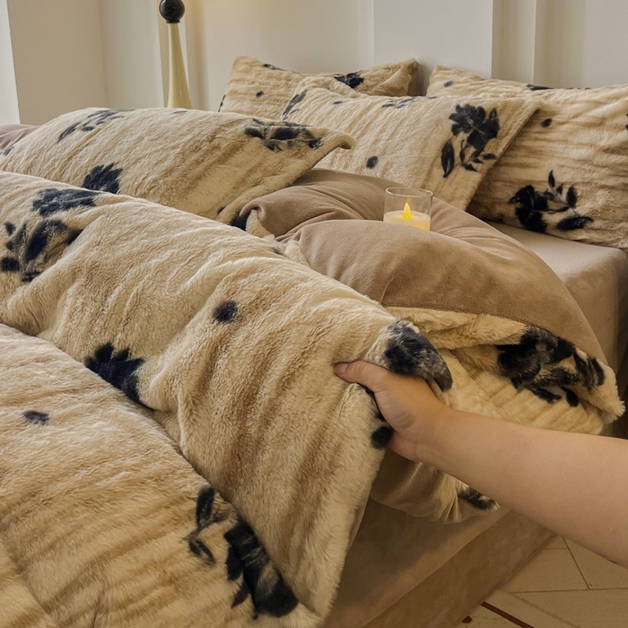 91家纺网 家纺一手货源 找家纺 梦纤绒 2025新款亲肤舒适兔毛印花牛奶绒保暖四件套一美拉德系 米底黑花