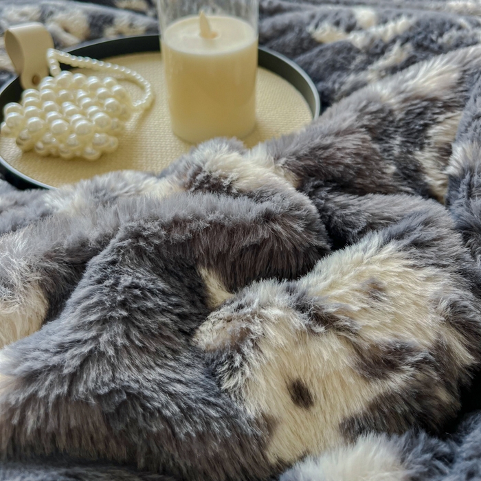 91家纺网 家纺一手货源 找家纺 梦纤绒 2025新款亲肤舒适兔毛印花牛奶绒保暖四件套一美拉德系 灰底小花