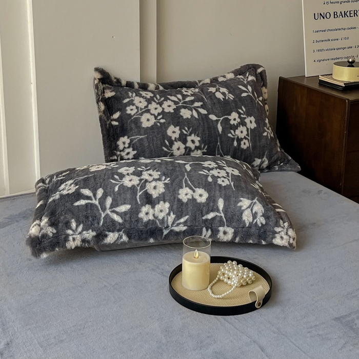 91家纺网 家纺一手货源 找家纺 梦纤绒 2025新款亲肤舒适兔毛印花牛奶绒保暖四件套一美拉德系 灰底小花