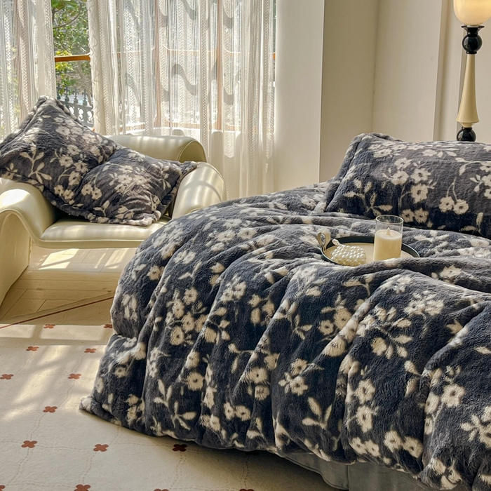 91家纺网 家纺一手货源 找家纺 梦纤绒 2025新款亲肤舒适兔毛印花牛奶绒保暖四件套一美拉德系 灰底小花