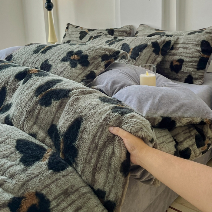 91家纺网 家纺一手货源 找家纺 梦纤绒 2025新款亲肤舒适兔毛印花牛奶绒保暖四件套一美拉德系 蝴蝶灰