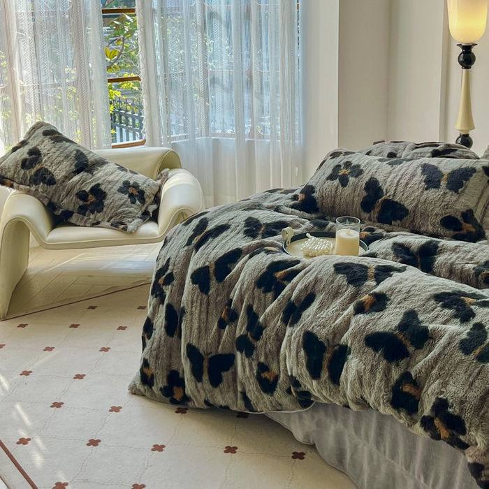 91家纺网 家纺一手货源 找家纺 梦纤绒 2025新款亲肤舒适兔毛印花牛奶绒保暖四件套一美拉德系 蝴蝶灰