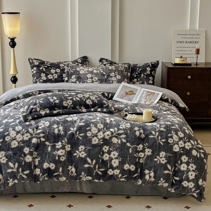 91家纺网 家纺一手货源 找家纺 梦纤绒 2025新款亲肤舒适兔毛印花牛奶绒保暖四件套一美拉德系 灰底小花