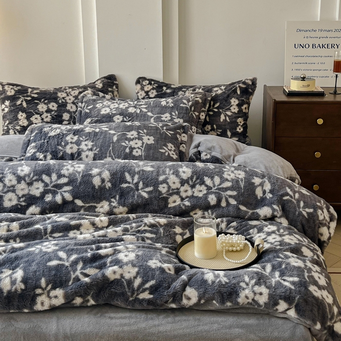 91家纺网 家纺一手货源 找家纺 梦纤绒 2025新款亲肤舒适兔毛印花牛奶绒保暖四件套一美拉德系 灰底小花