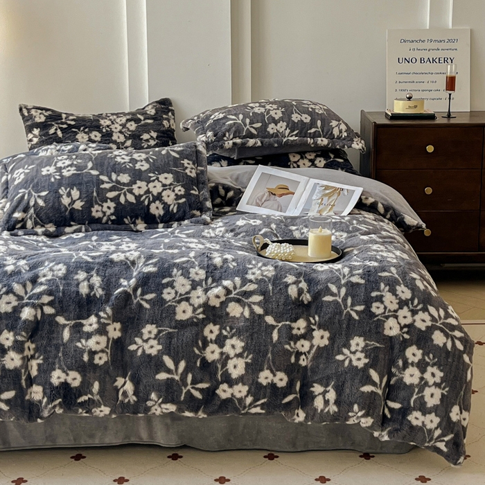 91家纺网 家纺一手货源 找家纺 梦纤绒 2025新款亲肤舒适兔毛印花牛奶绒保暖四件套一美拉德系 灰底小花