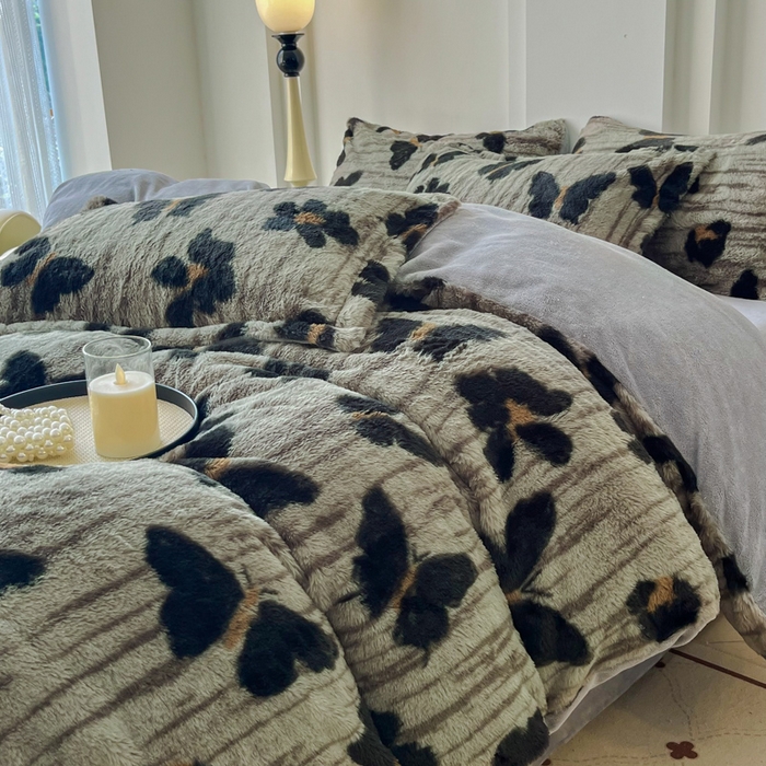 91家纺网 家纺一手货源 找家纺 梦纤绒 2025新款亲肤舒适兔毛印花牛奶绒保暖四件套一美拉德系 蝴蝶灰