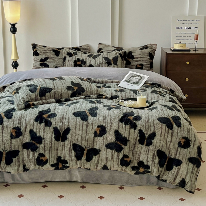 91家纺网 家纺一手货源 找家纺 梦纤绒 2025新款亲肤舒适兔毛印花牛奶绒保暖四件套一美拉德系 蝴蝶灰