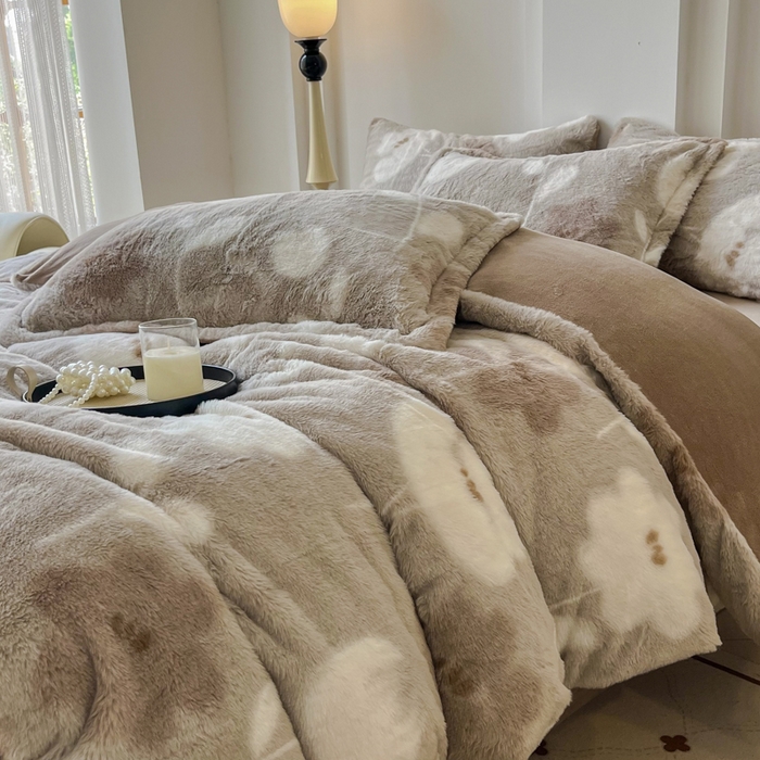 91家纺网 家纺一手货源 找家纺 梦纤绒 2025新款亲肤舒适兔毛印花牛奶绒保暖四件套一美拉德系 灰棕花