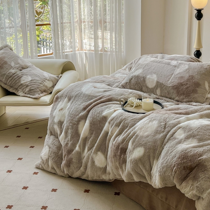 91家纺网 家纺一手货源 找家纺 梦纤绒 2025新款亲肤舒适兔毛印花牛奶绒保暖四件套一美拉德系 灰棕花