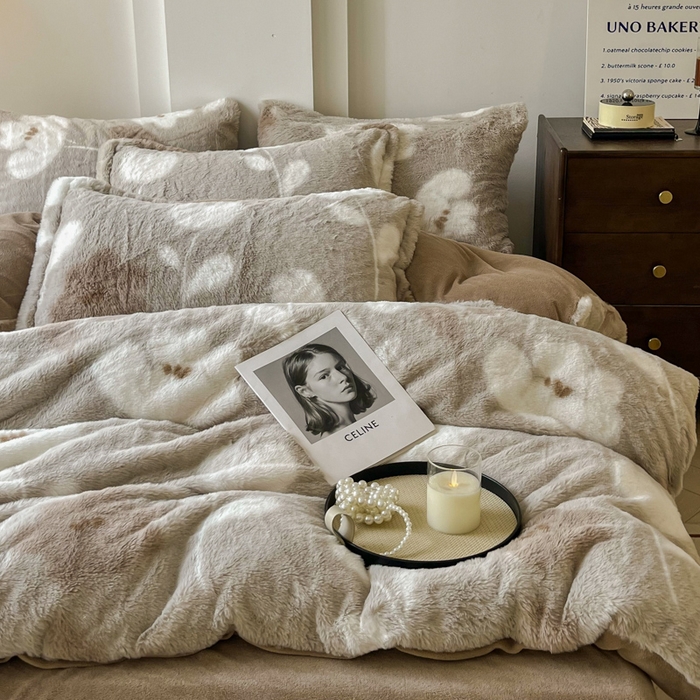 91家纺网 家纺一手货源 找家纺 梦纤绒 2025新款亲肤舒适兔毛印花牛奶绒保暖四件套一美拉德系 灰棕花