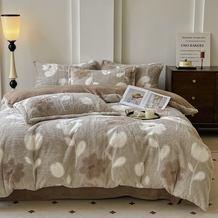 91家纺网 家纺一手货源 找家纺 梦纤绒 2025新款亲肤舒适兔毛印花牛奶绒保暖四件套一美拉德系 灰棕花