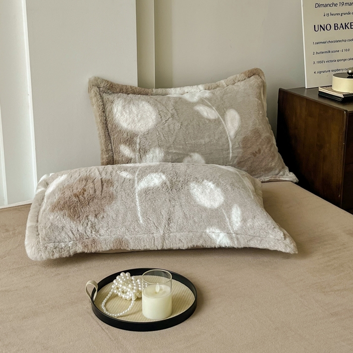 91家纺网 家纺一手货源 找家纺 梦纤绒 2025新款亲肤舒适兔毛印花牛奶绒保暖四件套一美拉德系 灰棕花