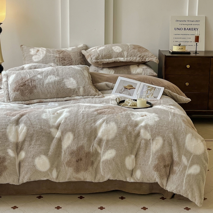 91家纺网 家纺一手货源 找家纺 梦纤绒 2025新款亲肤舒适兔毛印花牛奶绒保暖四件套一美拉德系 灰棕花