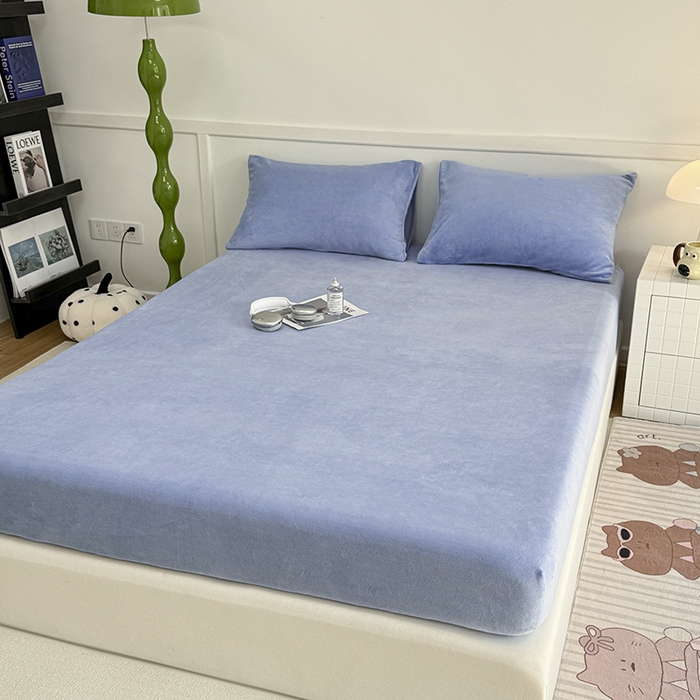 91家纺网 家纺一手货源 找家纺 觅妮家纺 2025新款全消光200g简约高克重秋冬加厚双拼牛奶绒单被套 浅粉灰