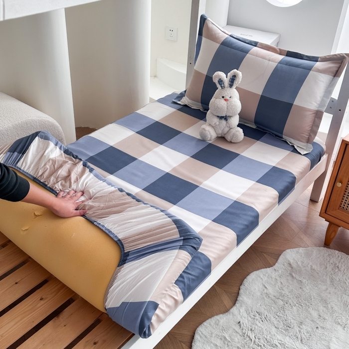 91家纺网 家纺一手货源 找家纺 南通菲度家纺 2025新款高克重芦荟棉四件套-宿舍 蓝白大格